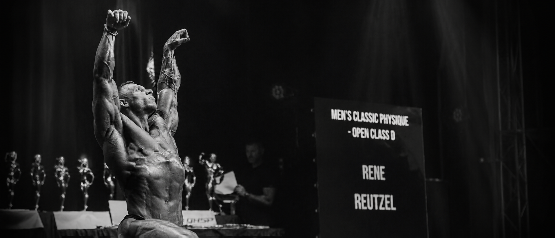 Bodybuilder auf Wettkampfbühne – Coaching-Motiv